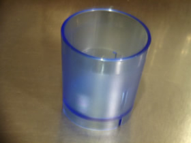 ブルーのプラスチック製のグラス